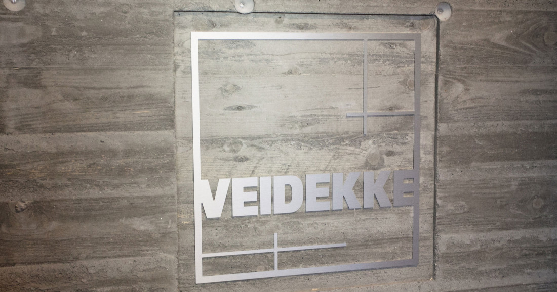 Veidekke-logo på betongvegg