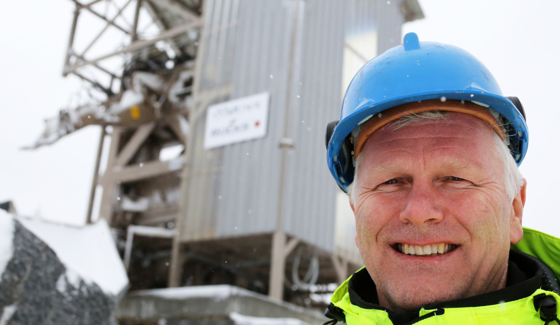 Daglig leder i Rocks of Norway, Torger Lingelem, foran den voldsomme steinsplitteren Mjølner. Nå akter han å ta opp kampen mot kineserne.
