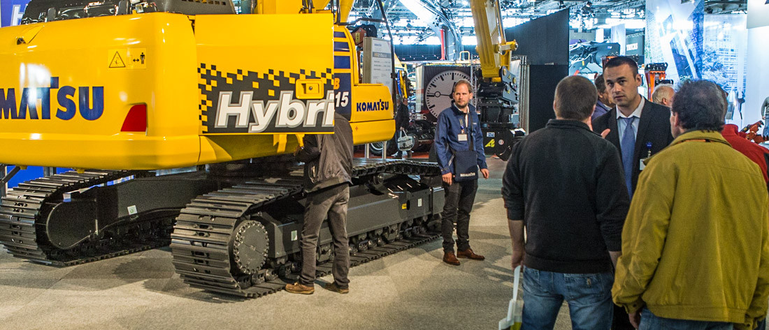 Komatsu hybrid på messe