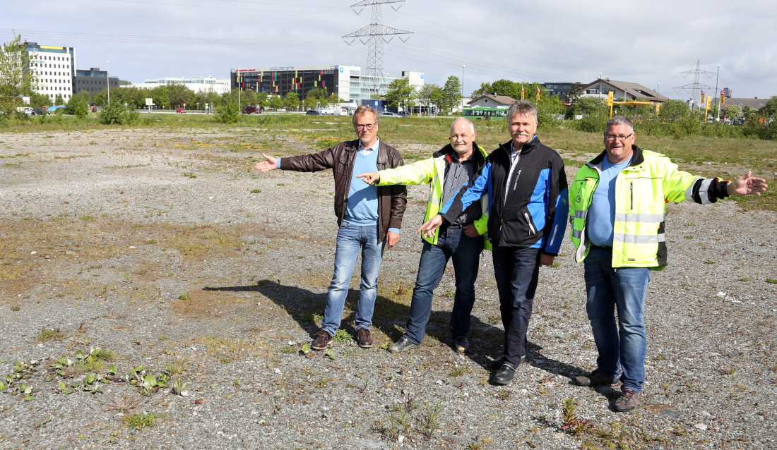 Her skal MEFA ligge! (Fra venstre) MEFs regionsjef Svein O. Myhrvold, «messegeneral» og daglig leder i Byberg Maskin Frode Byberg, opplæringskonsulent i OKAB Stavanger Odd Magne Rege og daglig leder i OKAB Sør-Rogaland Stig Dybdahl.