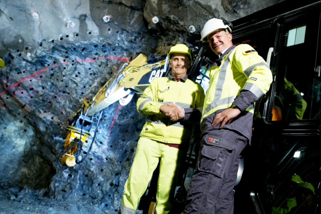 Samferdselsministeren igangsatte tunnelboring fra Oslo-siden med metoden Drill & Split. Her med en av entreprenør Condottes spesialister på metoden, Elca Romano. (Foto Jernbaneverket).