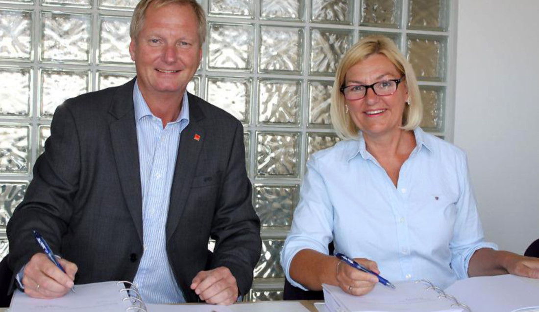 Administrerende direktør Dag Andresen i Veidekke Entreprenør (t.v.) og direktør Eli Grimsby i Kultur- og idrettsbygg signerer kontrakten. (Foto: Anne-Beth Jensen/Byggeindustrien).