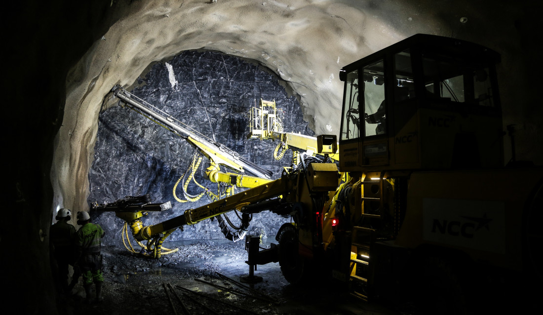 I DOVREGUBBENS HALL: Etter først å ha drevet en 300 meter lang adkomsttunnel, begynte arbeidene med tunnelløpene i begge retninger. I skrivende stund har entreprenøren kommet ca. 100 meter i hver retning. (Foto: Runar F. Daler).