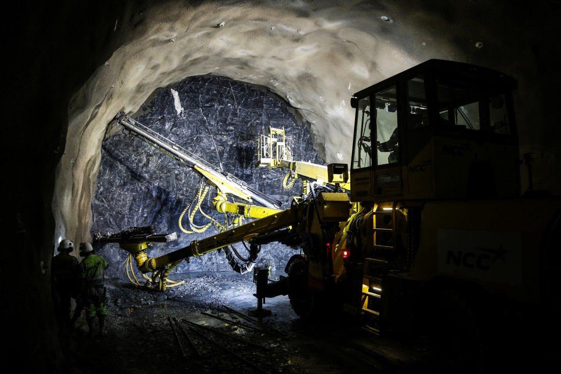 I DOVREGUBBENS HALL: Etter først å ha drevet en 300 meter lang adkomsttunnel, begynte arbeidene med tunnelløpene i begge retninger. I skrivende stund har entreprenøren kommet ca. 100 meter i hver retning. (Foto: Runar F. Daler).