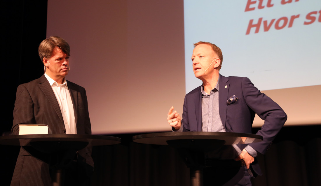Harald V. Nikolaisen (til høyre), adm. dir. i Statsbygg og leder av styringsgruppen for HMS-charteret, og Audun Brandt Lågøyr, HMS-konferansens møteleder og direktør næringspolitikk i Byggenæringens Landsforening (BNL). (Foto: Runar F. Daler).