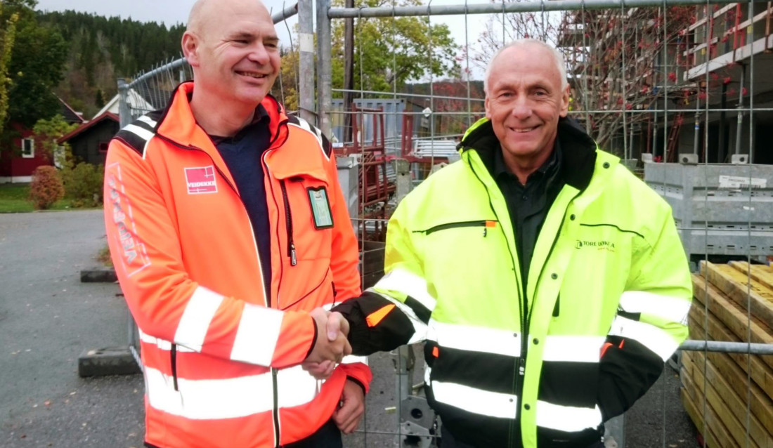 Veidekkes distriktsleder Stein Bjøru (t.v.) og daglig leder Tore Løkke ser frem til å spille på samme lag. (Foto: Veidekke ASA).