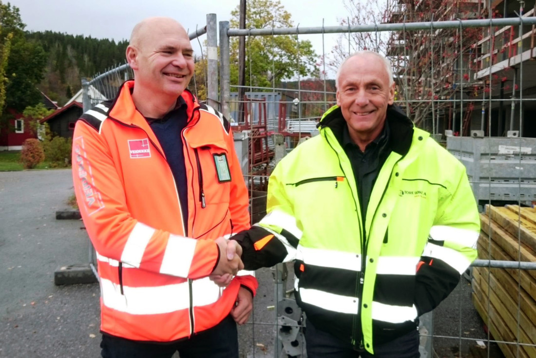 Veidekkes distriktsleder Stein Bjøru (t.v.) og daglig leder Tore Løkke ser frem til å spille på samme lag. (Foto: Veidekke ASA).