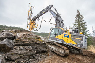 Bæremaskinen er en Volvo ECR 250E.