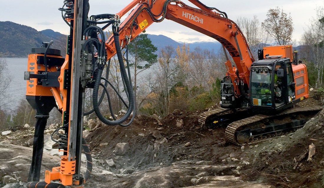 Excadrill 45A boretårn på en Hitachi 225 USR.