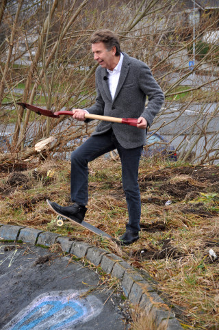 Leder av kommunalstyret for miljø- og utbygging i Stavanger kommune, Per A. Thorbjørnsen, tok første spadestikk på Tasta Skatepark den 9. desember. Han hadde selvsagt med skateboard. . (Foto: Stangeland Maskin).