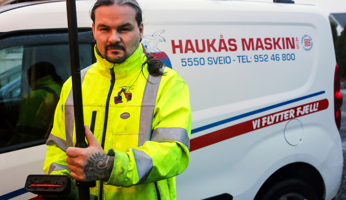 OPTIMIST: Selvtilliten og pågangsmotet er på vei tilbake for fullt og Jørgen har lyst til å gjøre mer enn anbudsbeskrivelser. Han kan blant annet bistå med innmåling, utstikking, terrengprofilering, masseberegning, prosjektering og prosjektledelse, i tillegg til å være skytebas og maskinfører. (Foto: Runar F. Daler).