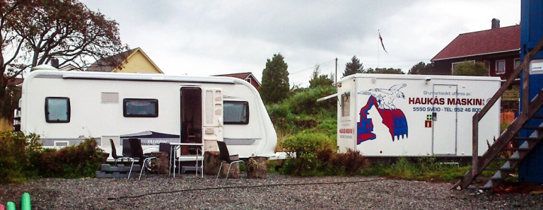 CAMPINGLIV: Denne campingvogna var hjemmet hans i mange måneder i forbindelse med et prosjekt. Det som til å begynne med var litt artig ble starten på en lang nedtur. (Privat foto).