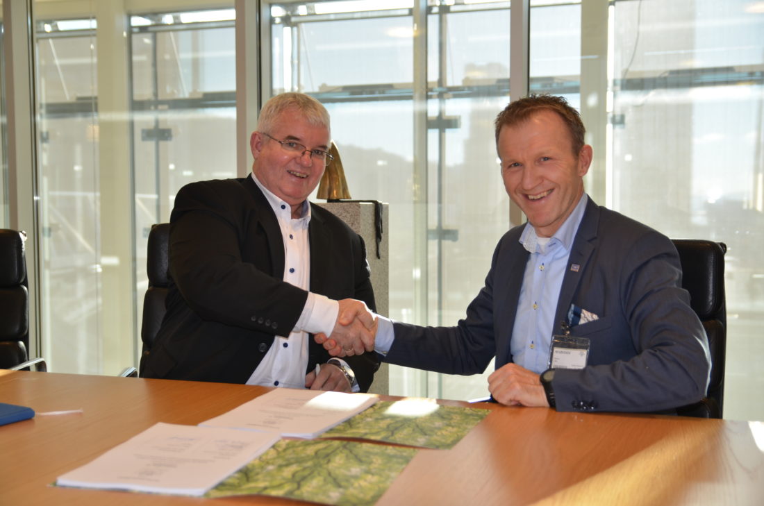 Wenaas Workwear inngikk nylig store avtaler med bl.a. NSB/Nettbuss. Bildet viser Kjell Haukeli, konserndirektør økonomi og finans i NSB og Lars Tendal, adm. dir.i Wenaas Workwear.