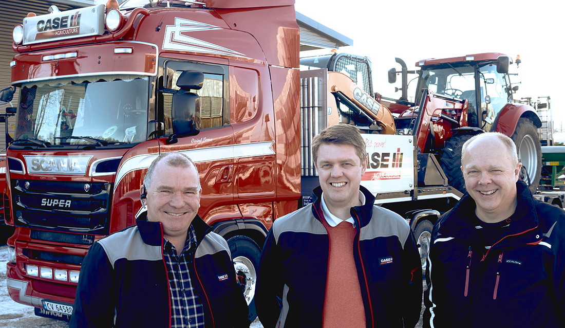 GUTTA PÅ TUR: Kategorisjef Hans Arne Thorshaug (i midten) tar med seg produktspesialister Morten Smedsrud, Case IH (t.v) og Inge Andersen Case CE (th) .