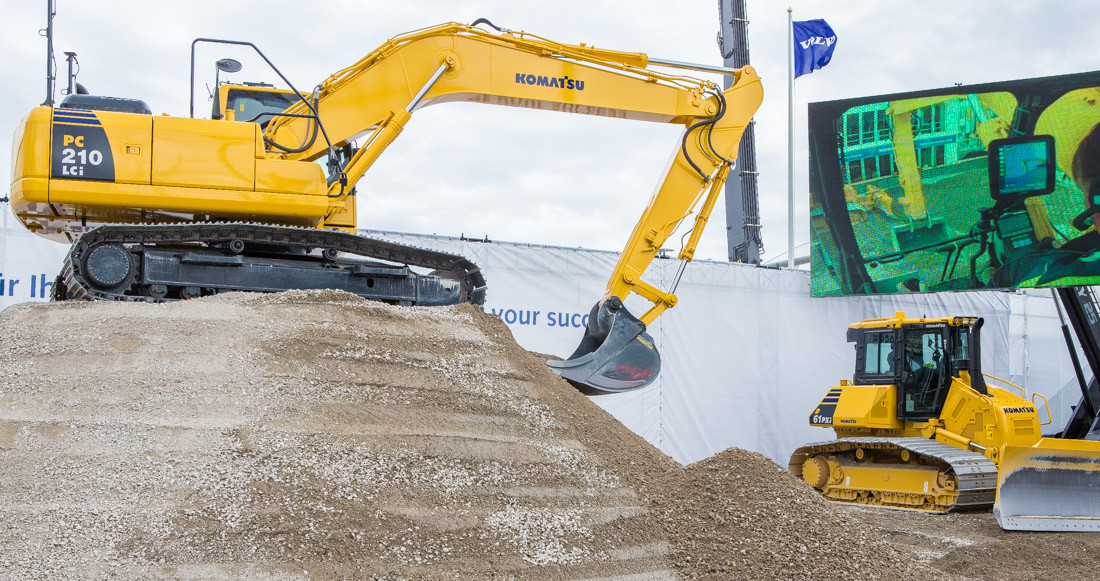 Demonstrasjon av den da helt nye PC210LCi, med IMC-systemet, på Bauma 2013.