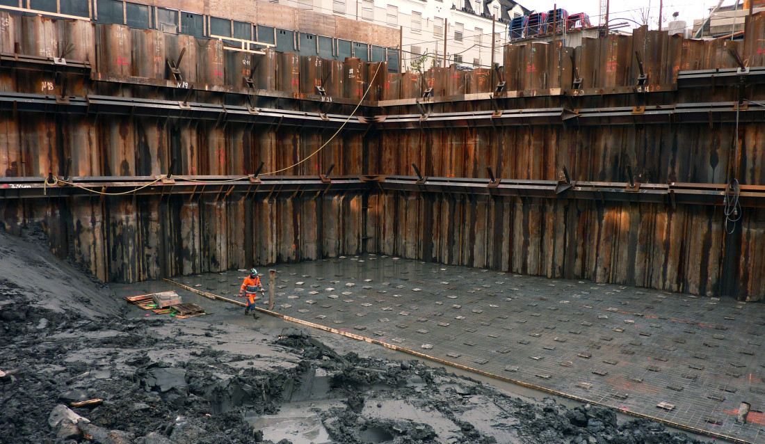 RISIKO: Byggegroper som denne representerer ofte risiko for setningsskader for omgivelsene. Ikke minst er stagforankringene til spuntveggen et risikomoment. (Foto: NGI)