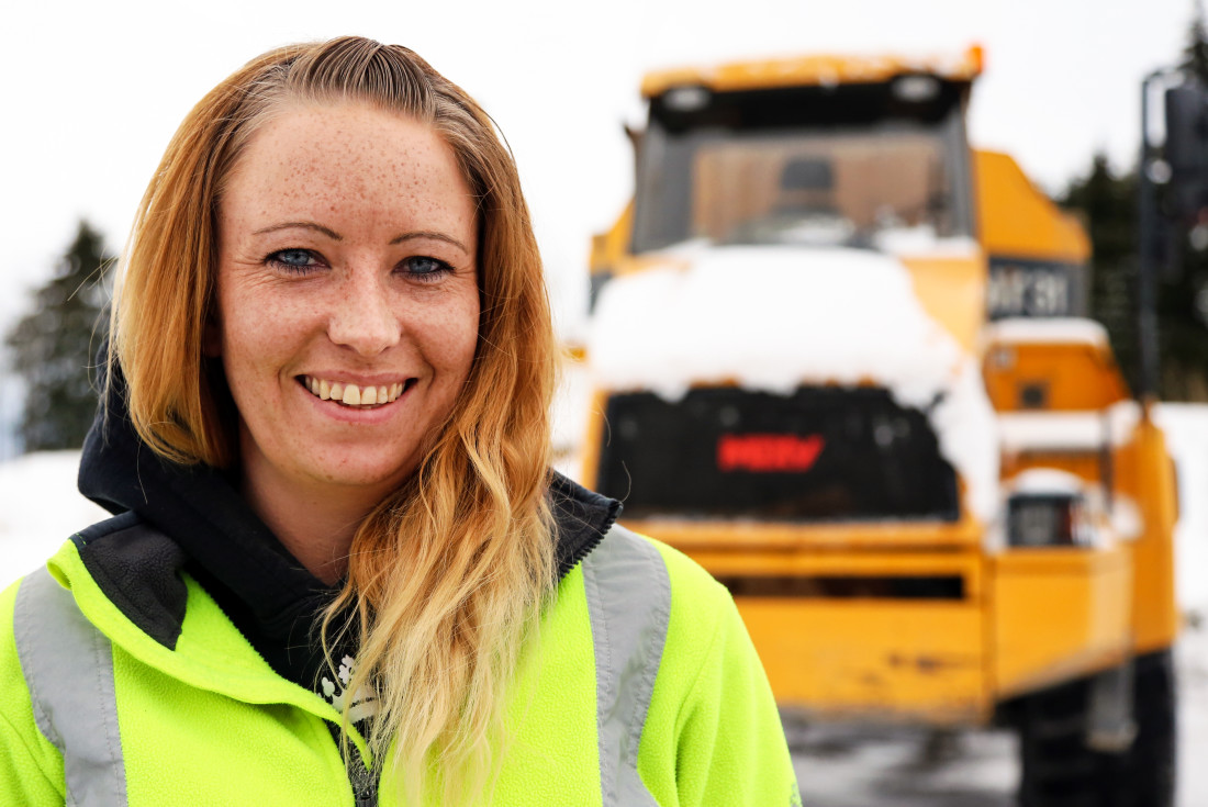 Linda Jeanette Dalen Pedersen (29) er maskinfører i Huser Entreprenør. (Foto: Runar F. Daler).
