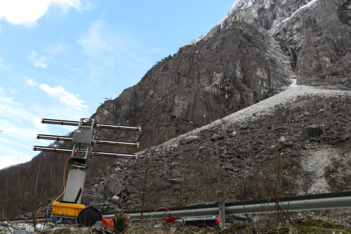 GPRI-utstyret monteres ved Gudvangen, der NGI overvåker et skredutsatt fjellparti for Statens vegvesen. (Foto: NGI)