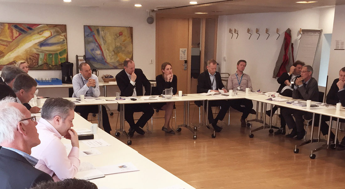 Bransjeorganisasjoner og en samlet byggherreside møttes hos samferdselsminister Ketil Solvik-Olsen 18. april. (Foto Stein Gunnes).