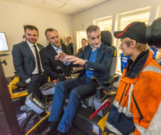 Gahr Støre fikk prøve simulator