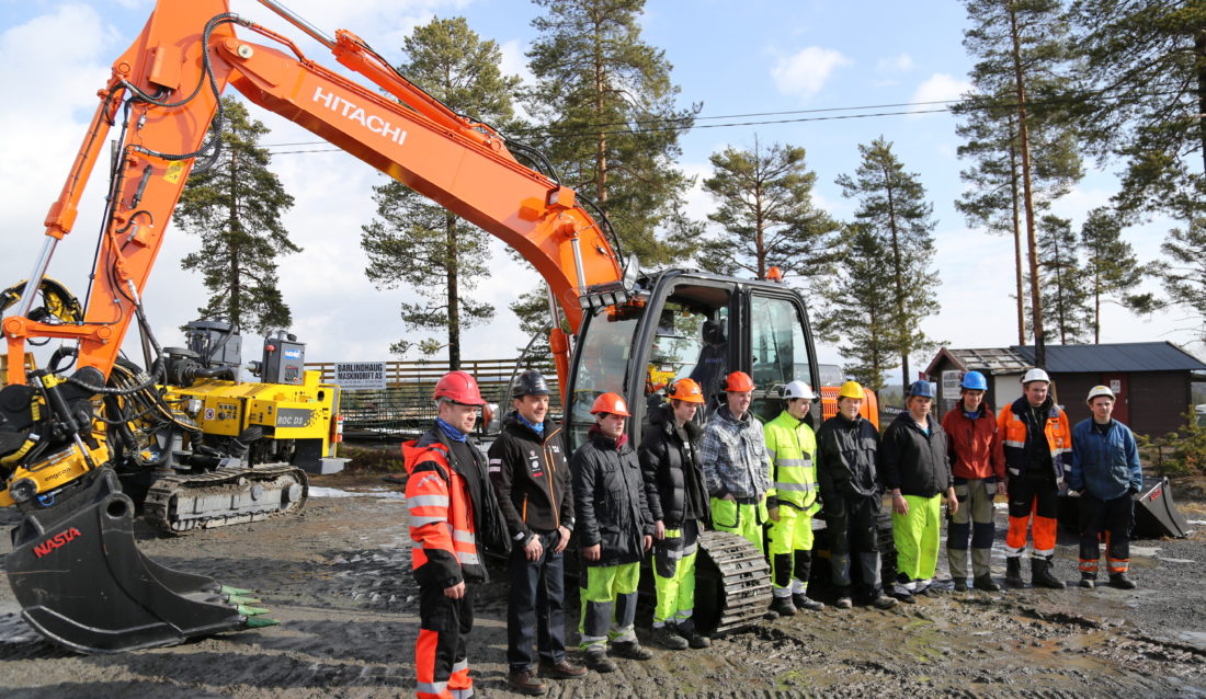 Bildet er fra Kongsberg vgs, Saggrenda i forbindelse med at skolen fikk overrakt en splitter ny gravemaskin for en tid tilbake. Nå kan snart enda flere elever få glede av den. (Foto: Runar F. Daler).