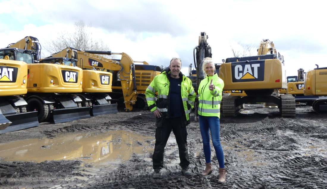 Strålende fornøyde: Morten Hansen, leder for nymonteringsavdelingen i Oslo og sjefen for maskinlogistikken hos Pon Equipment, Danne Hauger. (Foto: Pon Equipment).
