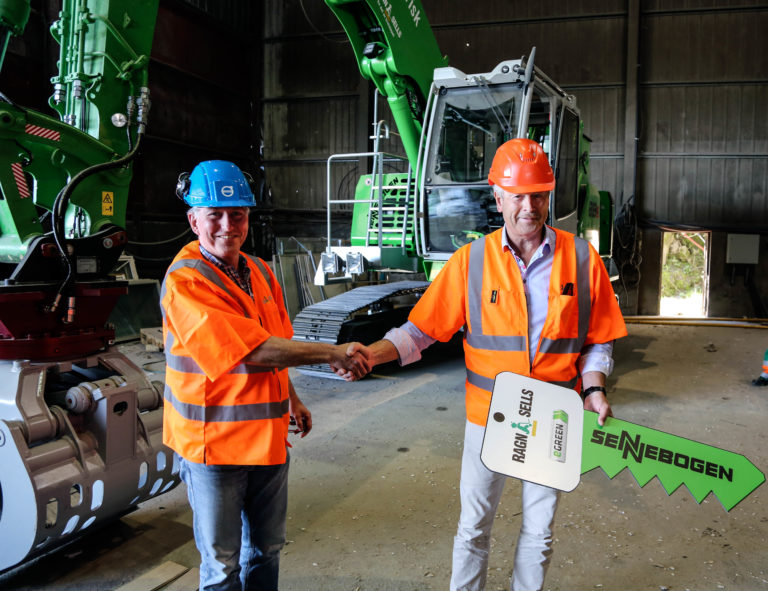 OFFISIELL OVERLEVERING: Knut Grepperud, salgssjef hos Volvo Maskin, overleverer den nye Sennebogen-maskinen til administrerende direktør i Ragn-Sells Norge, Bjørn Hoel. (Foto: Runar F. Daler).