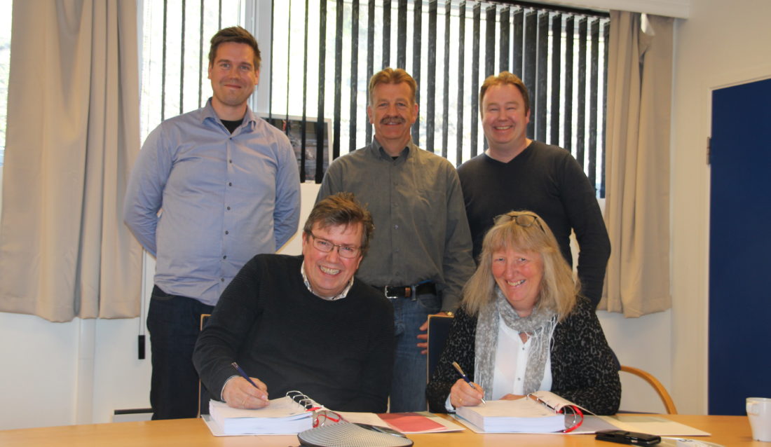 KONTRAKTSIGNERING: (F.v.): Simen Grenersen (prosjektleder JBV), Guttorm Ræder (byggeleder JBV), Hugo Hildal Johansen (anleggsleder LNS) Foran fra venstre: Stein Hugo Steffensen (prosjektsjef JBV), Ann Pedersen (Prosjektdirektør Nord LNS).