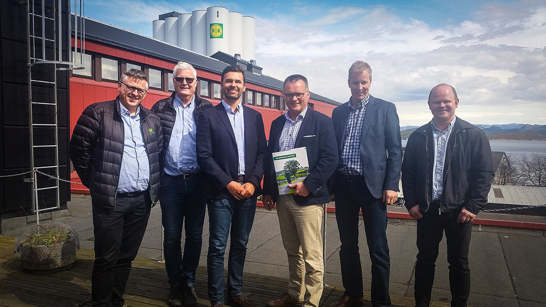 F.v. Ettermarkedssjef Jostein Susort, salgssjef Jon Magne Torsteinbø og maskindirektør Hallvard Vikeså i FKRA. Daglig leder Erik Sollerud, salgsdirektør Jarle Kleppan og servicedirektør Ole-Petter Holene i Pon Equipment. (Foto: Pon Equipment AS)
