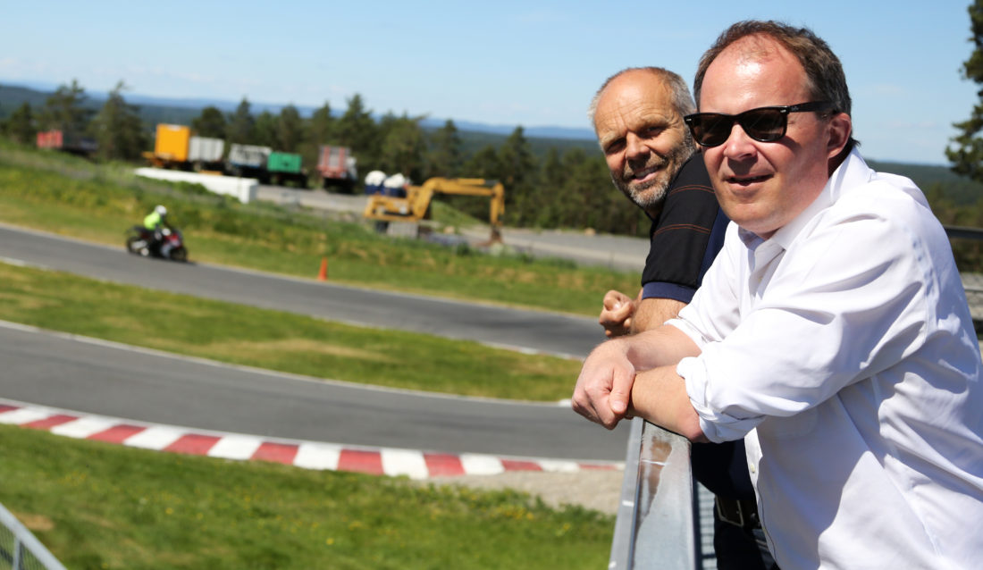 MEFs regionsjef Espen Alvestad (nærmest) og styremedlem Per Brynildsen har stor tro på det nye messeområdet på KNA Varna i Våler kommune. (Foto: Runar F. Daler).