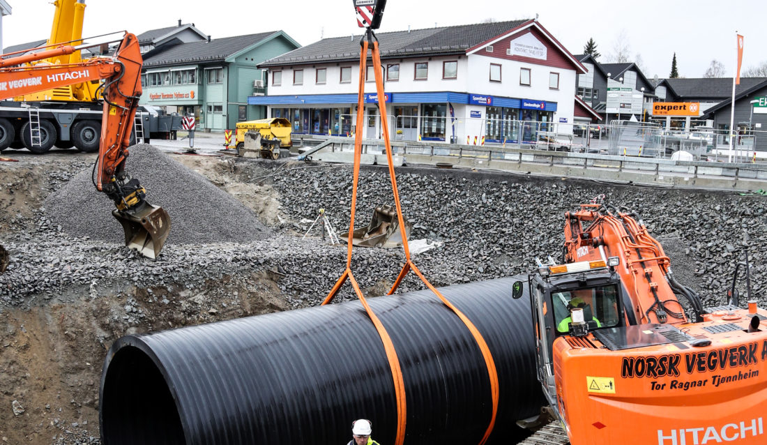TUNGT: Rørene veier 7-8 tonn hver, så det er greit å ha en kraftig mobilkran til å hjelpe seg med. (Foto: Runar F. Daler).