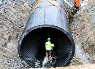 TUNNEL: For å justere og tilpasse helning og vinkel på røret, slik at det passer sammen med det forrige i skjøtene, er det praktisk å kunne gå inn i det. (Foto: Runar F. Daler).