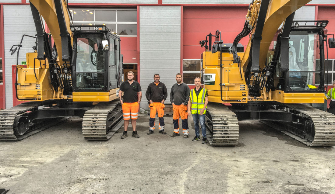 Maskinførerne (f. v.) Sander Karlson, Tommy Hansen og Stian Rekvin fra Eivind Engseth AS, sammen med Pon Equipments selger Per Inge Strengen. (Foto: Pon Equipment).