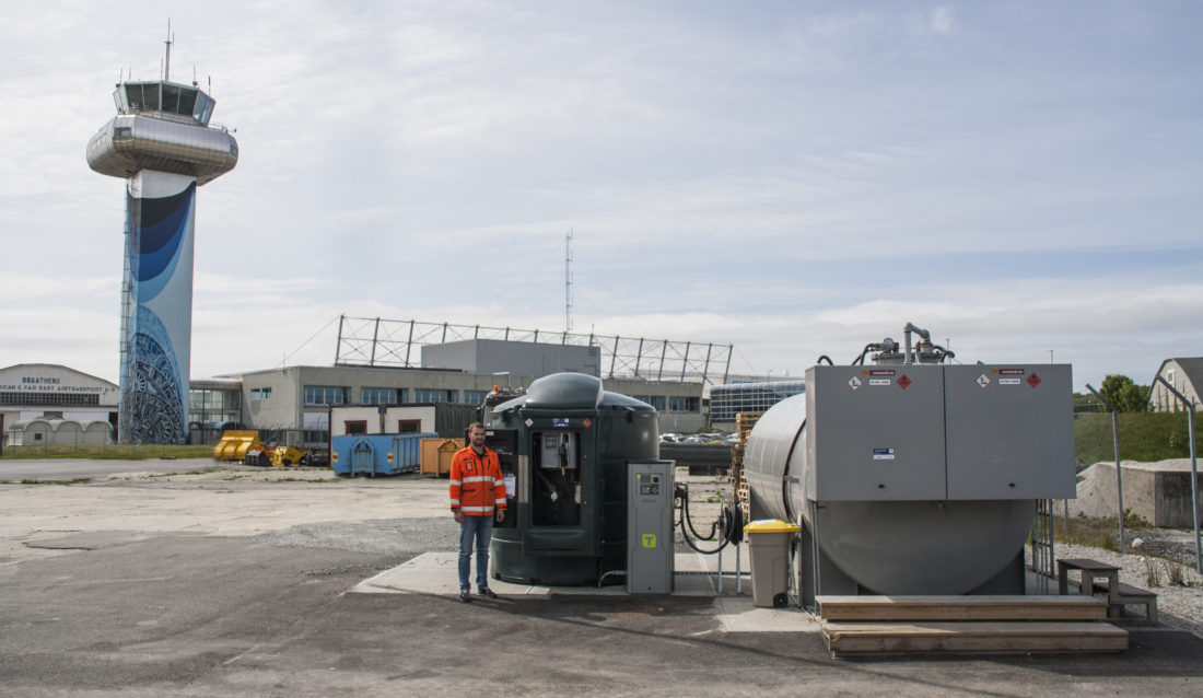 Overingeniør i Avinor, Kåre Todnem, har full oversikt over selskapets dieselforbruk på Sola (Foto: André Østbø).