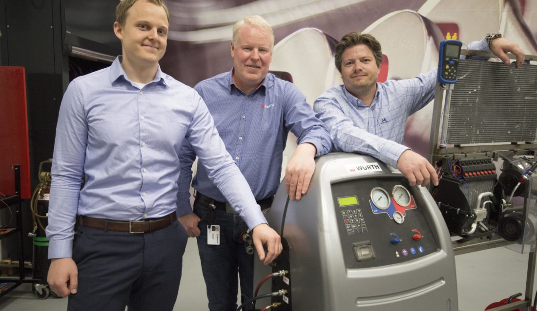 Stian Bonkerud, forretningsutvikler i Team Verksted sammen med Key Account Manager Arild Rekkset, Würth Norge AS og Lars Petter Løkken, markedskoordinator kurs og kompetanse Würth Norge AS. (Foto: Würth Norge AS).