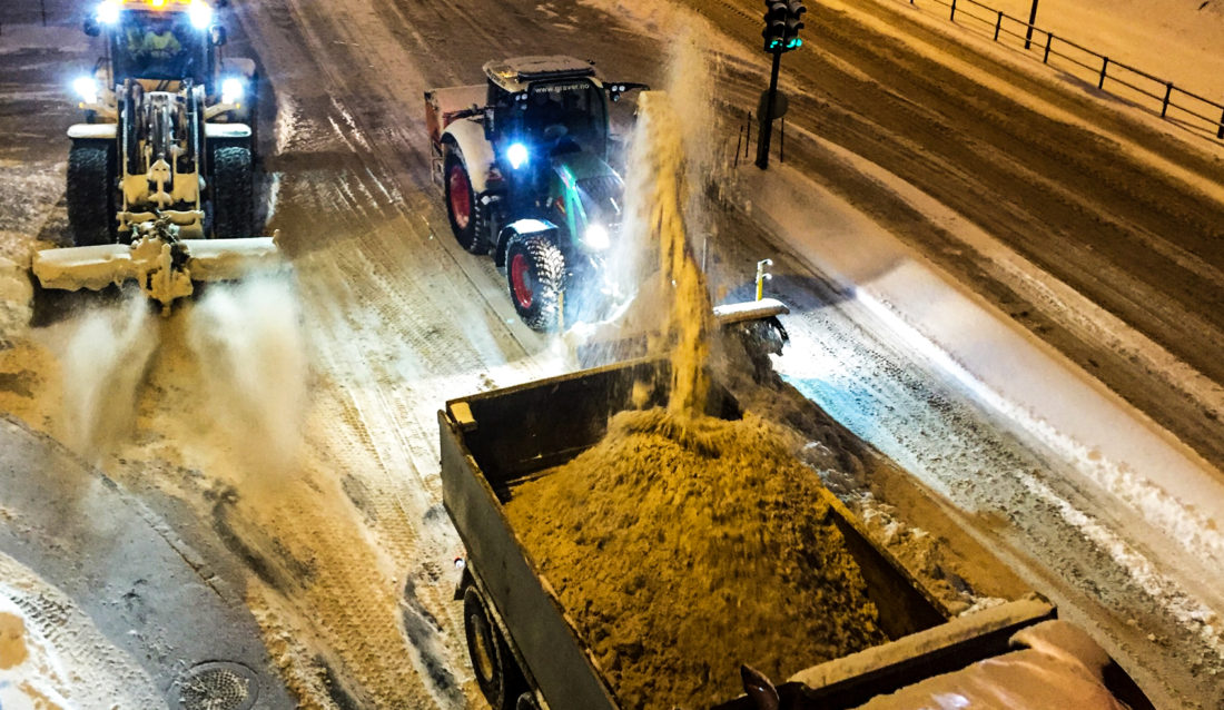 EFFEKTIVT: Inspirert av bl.a. flyplassbrøyting sørget Graver AS for å få snøen unna i en forrykende fart, samtidig som saltbruken ble redusert til en tredjedel. (Foto: Graver AS).