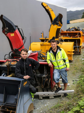 KLARE: Daglig leder Svein Tore Sæther (t.v.) og prosjektleder Jon Sandvik er klare for en ny vintersesong i trønderhovedstaden. Utstyret venter bare på å bli tatt i bruk. (Foto: Runar F. Daler).