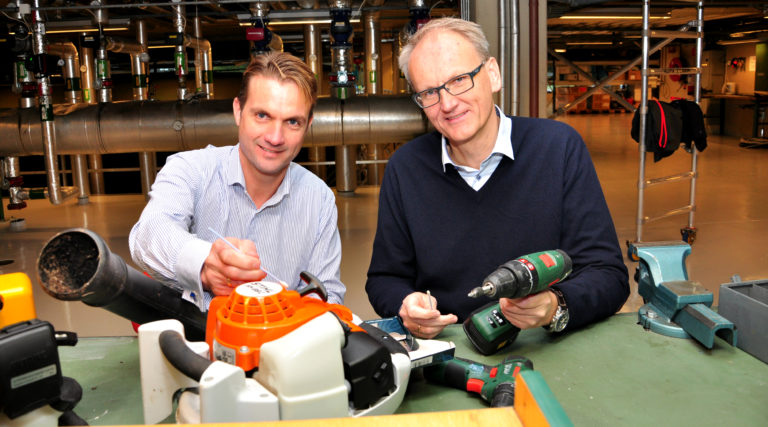 Leder i Tryg Forsikring, Espen Opedal (t.v.) og leder for Næringsliv, Espen Strømme, viser hvordan "kunstig DNA" smøres på arbeidsverktøy. (Foto: Tryg).
