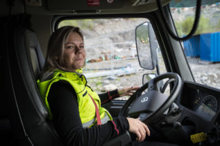 – Det er bare å kose litt med bilen, så går det bra. Noen ganger banner jeg til den også. Men da må jeg kose med den etterpå.
