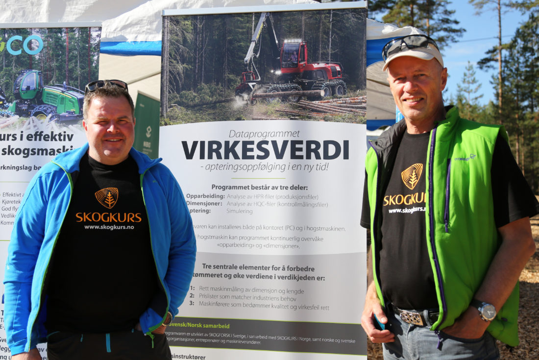 Skogkurs sitt nye program, Virkesverdi, skal gi bedre verdiutnyttelse av tømmerstokken. Her er instruktør Terje Stubberud (t.v.) og prosjektleder Mikael Fønhus på Hurdagene nylig, hvor de viste frem programmet. (Foto: Runar F. Daler).