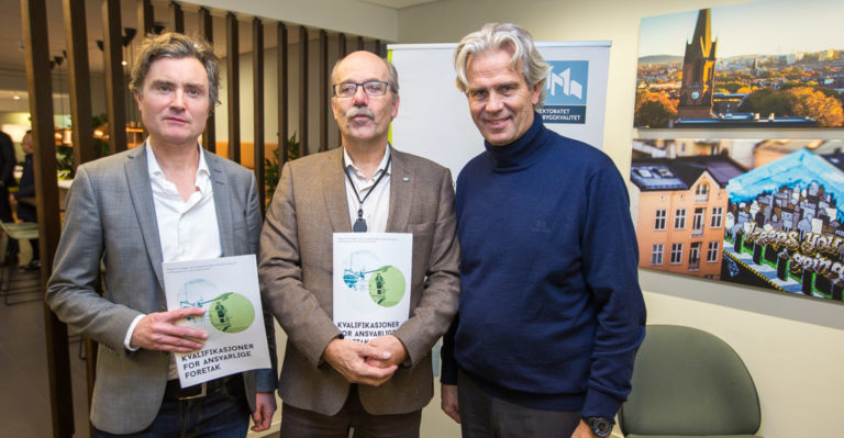 F.v. Finn N. Bangsund i MEF, DiBK-sjef Morten Lie og BNL-sjef Jon Sandnes.