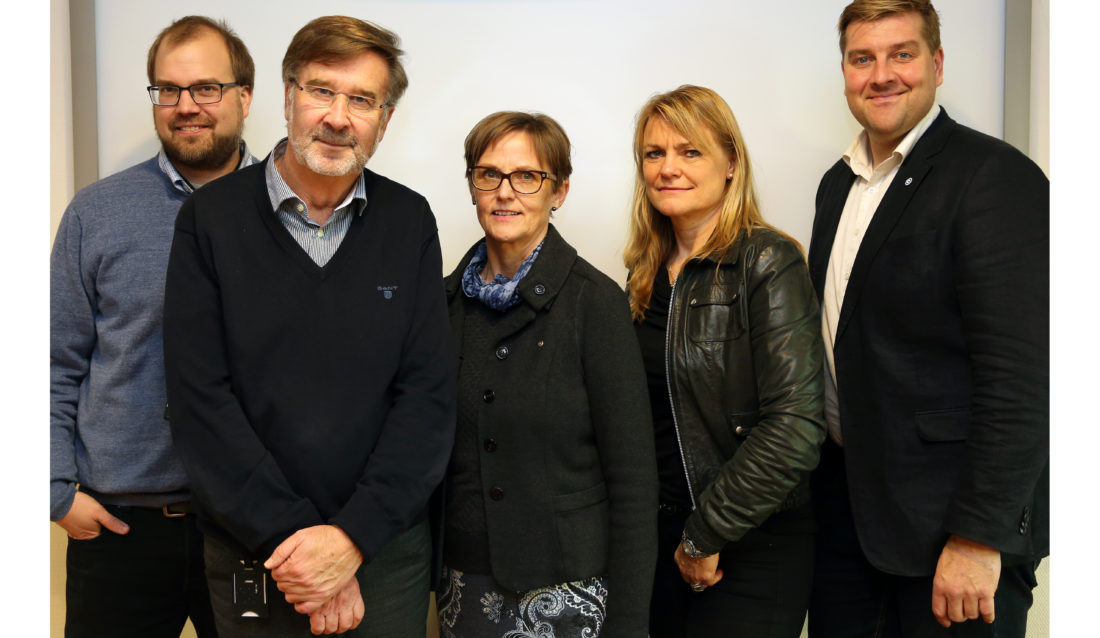 SISTE SAMLING MED GJENGEN: Fra venstre: Avtroppende leder i NHP-nettverket Gunnar Grini (Norsk Industri), Roar Hansen (NFFA), påtroppende leder Rannveig Landet (BNL), NHP-nettverkets sekretær Marit Lindstad (NFFA) og Sverre Huse-Fagerlie (MEF). (Foto: Runar F. Daler).