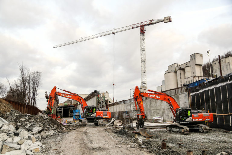 Det er tatt ut noen forurensede masser inne på industriområdet ved Franzefoss, der det tidligere lå et gammelt asfaltverk. Her støpes en 510 meter lang betongtunnel. (Foto: Runar F. Daler).