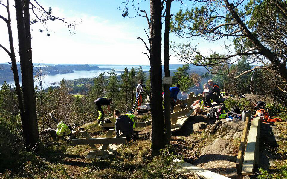 Montering av benker på rasteplassen på Stendafjellet. Etterfulgt av pannekakelunsj. (Foto: Sveinung Berland).