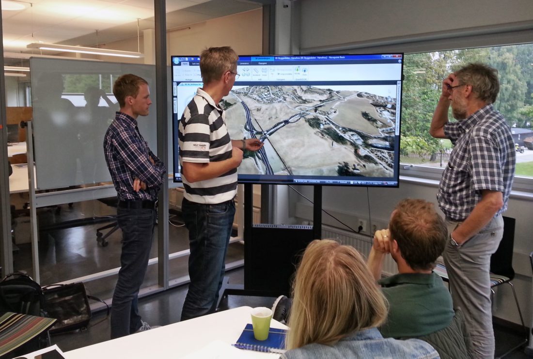 Her brukes 3D-modellen i planleggingen av fellesprosjektet Ringeriksbanen og E16, som skal bygges ut av Jernbaneverket og Statens vegvesen. Fra venstre ser vi Knut S. Rekaa og Rune Rian fra ViaNova Plan og Trafikk og Jan Martin Ståvi fra Asplan Viak. (Foto: Trimble).