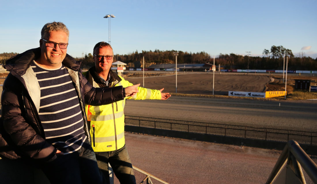 HER SKAL MESSA LIGGE! Anleggsmessa 2017 skal arrangeres her, på Sørlandet Travpark, som også er arrangør. Markedssjef Ingvar Ludvigsen (t.v.) er glad han får hjelp av MEF og regionsjef Oskar Tore Åsen. (Foto: Runar F. Daler).