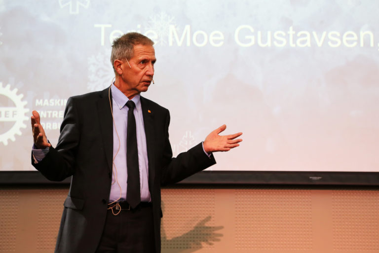 Veidirektør Terje Moe Gustavsen informerte om at Vegvesenet skal etablere en karakterbok hvor entreprenørene vurderes, noe han håper vil bidra til å styrke bransjen. (Foto: Runar F. Daler).