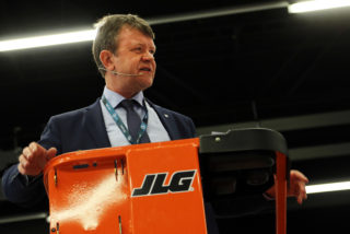 Styreleder i MEF, Arnstein Repstad, for anledningen høyt oppe i en lift, fortalte at MEF-bedriftene har vesentlig større oppdragsmengde enn for ett år siden, og at de generelle anleggsprognosene på sikt gir grunn til optimisme. (Foto: Runar F. Daler).