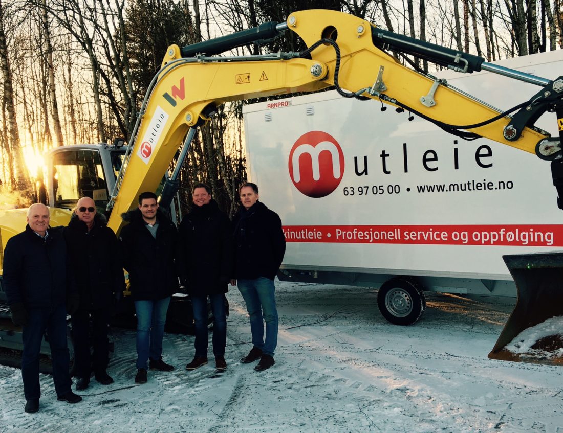 Fra venstre: Salgsdirektør Roy Hagen, MD Nordic Erik Høi, selger Morten Holter (alle Wacker Neuson), styreformann i Mutleie Mads Lier, og daglig leder Mutleie Odd Petter Pedersen. (Foto: Mutleie).