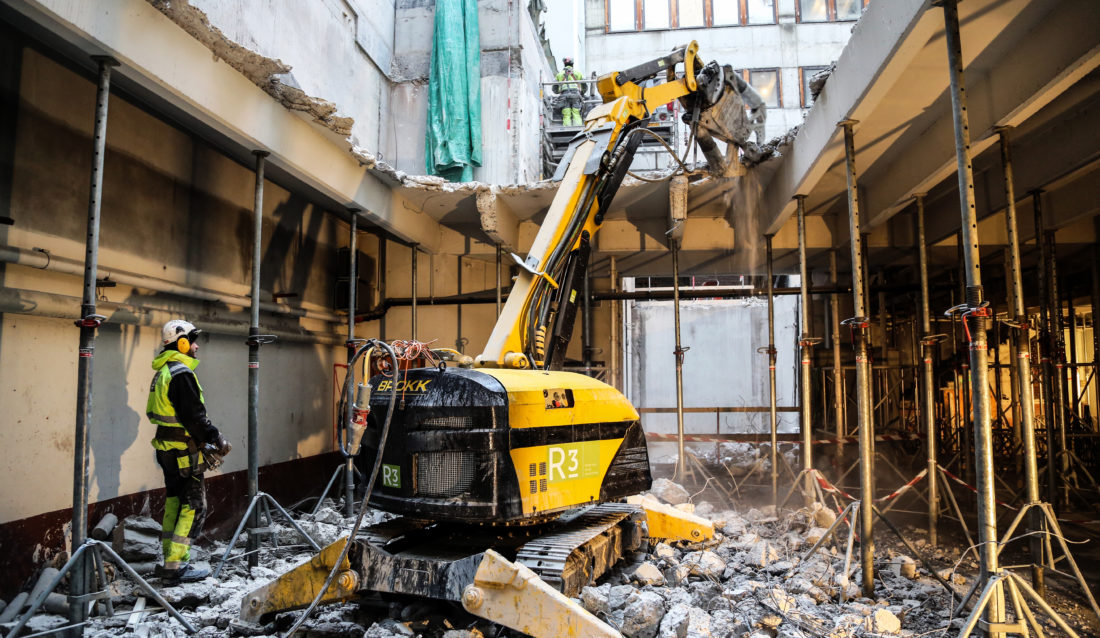 Mellom 600 og 700 tonn betong fjernes fra en bakgård midt i Oslo sentrum. Riveroboter er ideelle å bruke. (Foto: Runar F. Daler).
